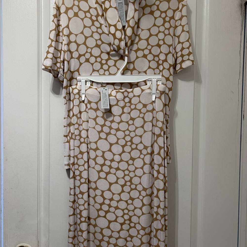 Kim & Co 2-pc beige/white top and skirt size S